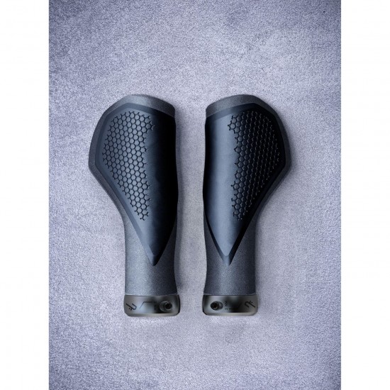 MANSOANE CUBE NATURAL FIT GRIPS COMFORT BLACK GREY L MANSOANE CUBE NATURAL FIT GRIPS COMFORT BLACK GREY L