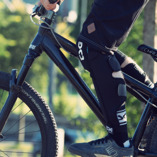 Protectie genunchi si tibie TSG Temper A 2.0 - Black L Genunchiere si tibiere TSG Temper A 2.0 - Black L